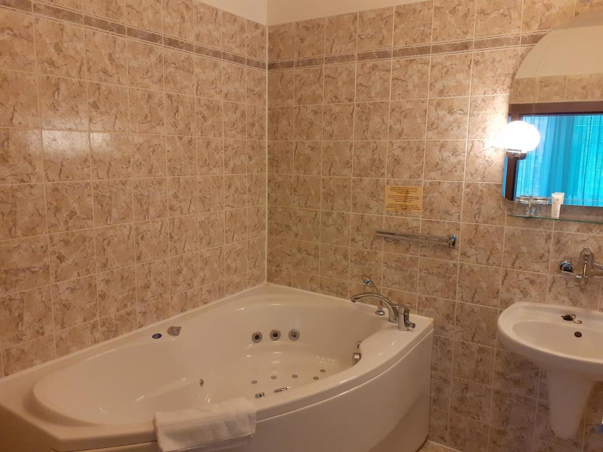 Hotel Uno Ústí nad Orlicí Buitenkant foto